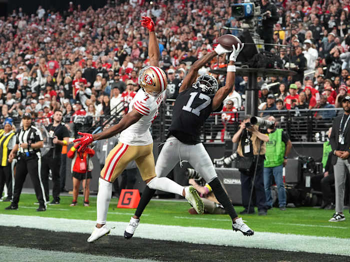 Davante Adams makes a touchdown catch behind San Francisco 49ers cornerback Charvarius Ward